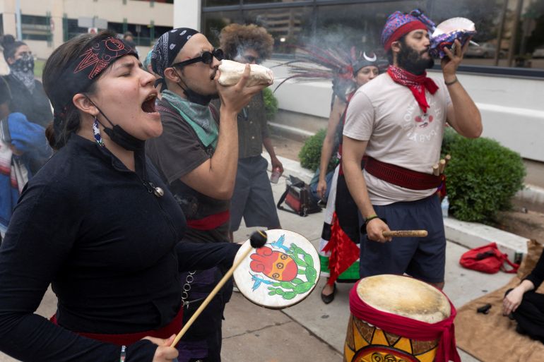 Supporters of pro-Palestinian protesters hold a vigil outside the Travis County Jail waiting for the release of the protesters detained at the University of Texas, during the ongoing conflict between Israel and the Palestinian Islamist group Hamas, in Austin, Texas, U.S. April 30, 2024. REUTERS/Nuri Vallbona