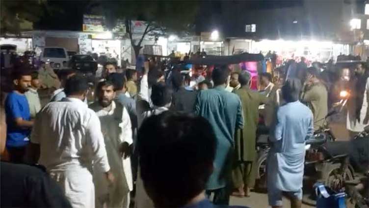 Two cops injured in police station attack by scrap dealers in Karachi