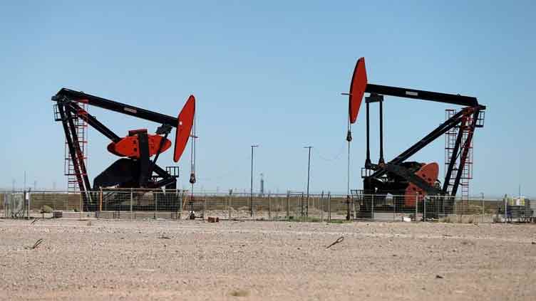 Oil down ahead of OPEC meeting, posts weekly loss
