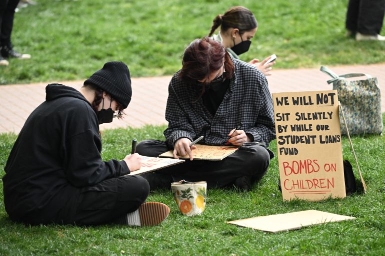Pro-Palestinian students and activists make signs during a demonstration at George Washington University on April 25, 2024, in Washington, DC. - College campuses across the US braced for fresh protests by pro-Palestinian students, extending a week of increasingly confrontational standoffs with police, mass arrests and accusations of anti-Semitism. (Photo by SAUL LOEB / AFP)